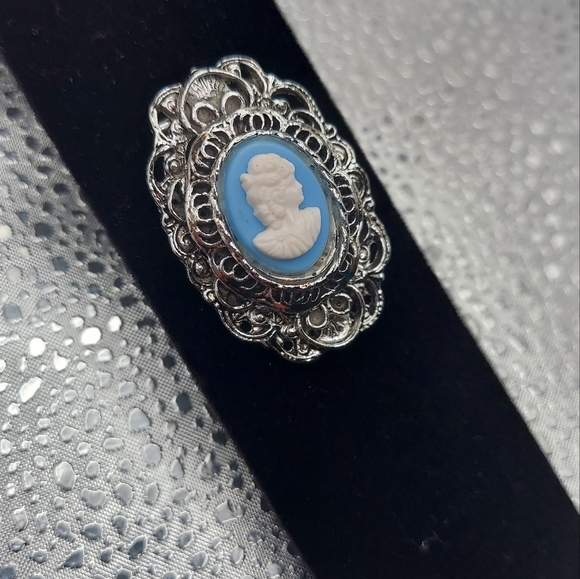 Vintage Beautiful  Blue Cameo Brooch in  Silvertone,1.75" VGC. - Picture 12 of 14